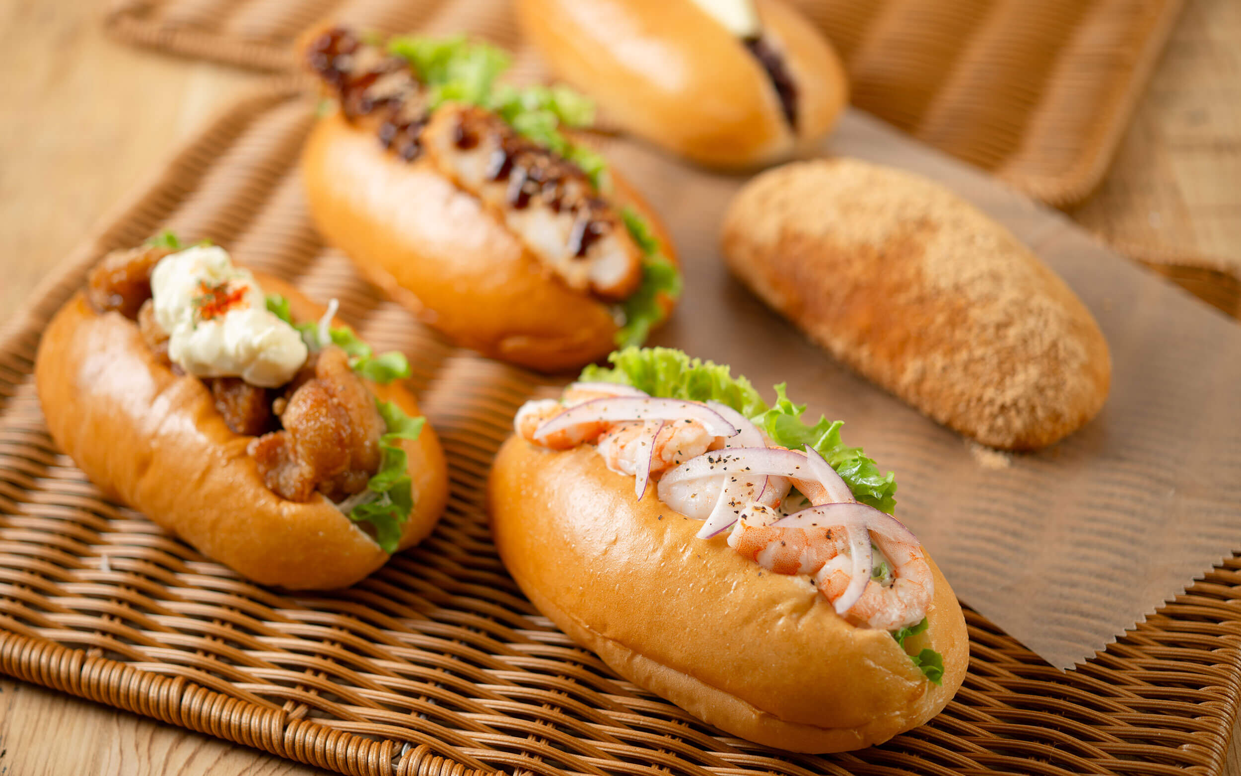 チキン南蛮やえびアボカドのこっぺパン、クリーム入りコルネ、揚げこっぺなどが並ぶセット