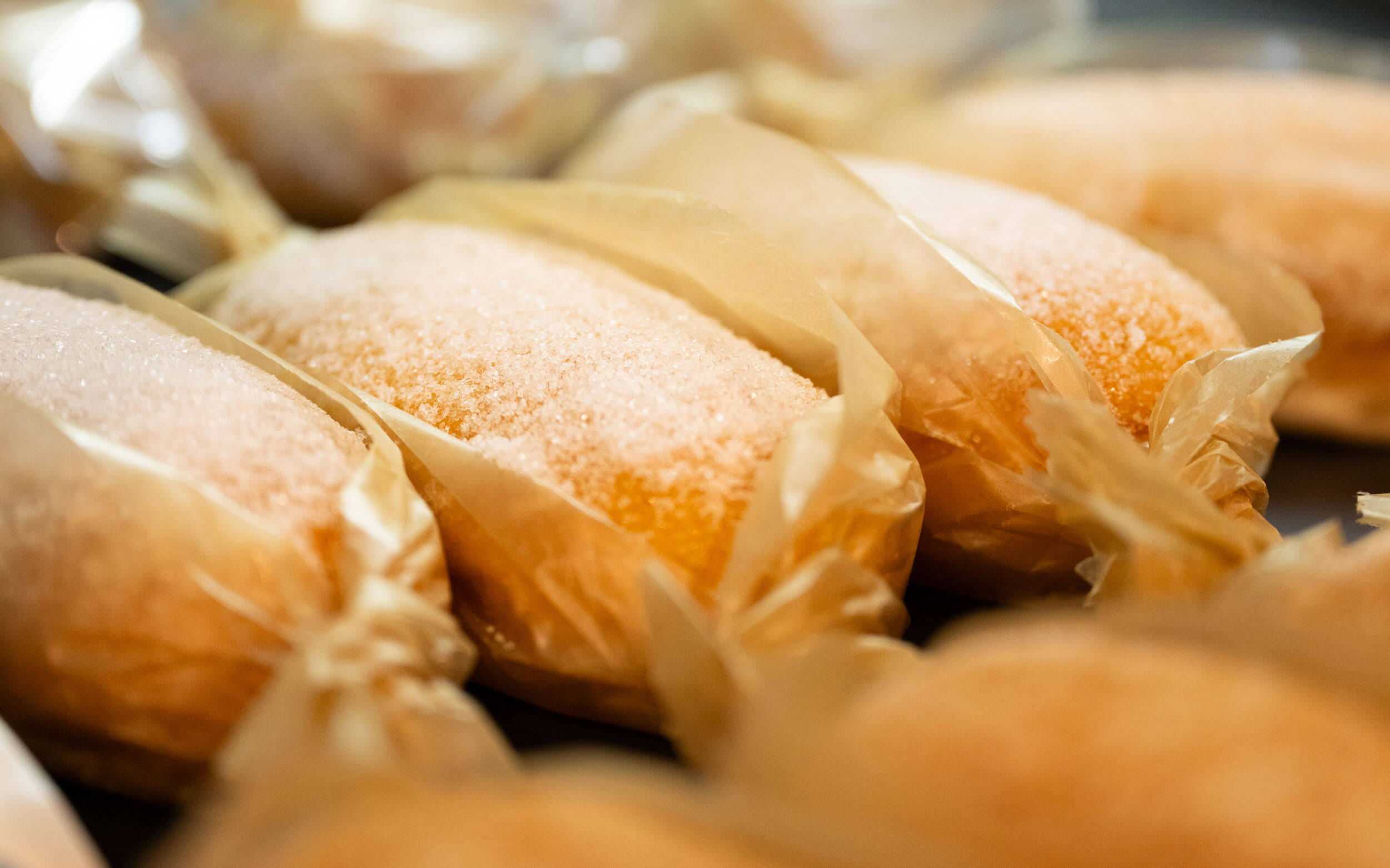 砂糖をまぶしたふわふわのこっぺパンが並ぶ様子