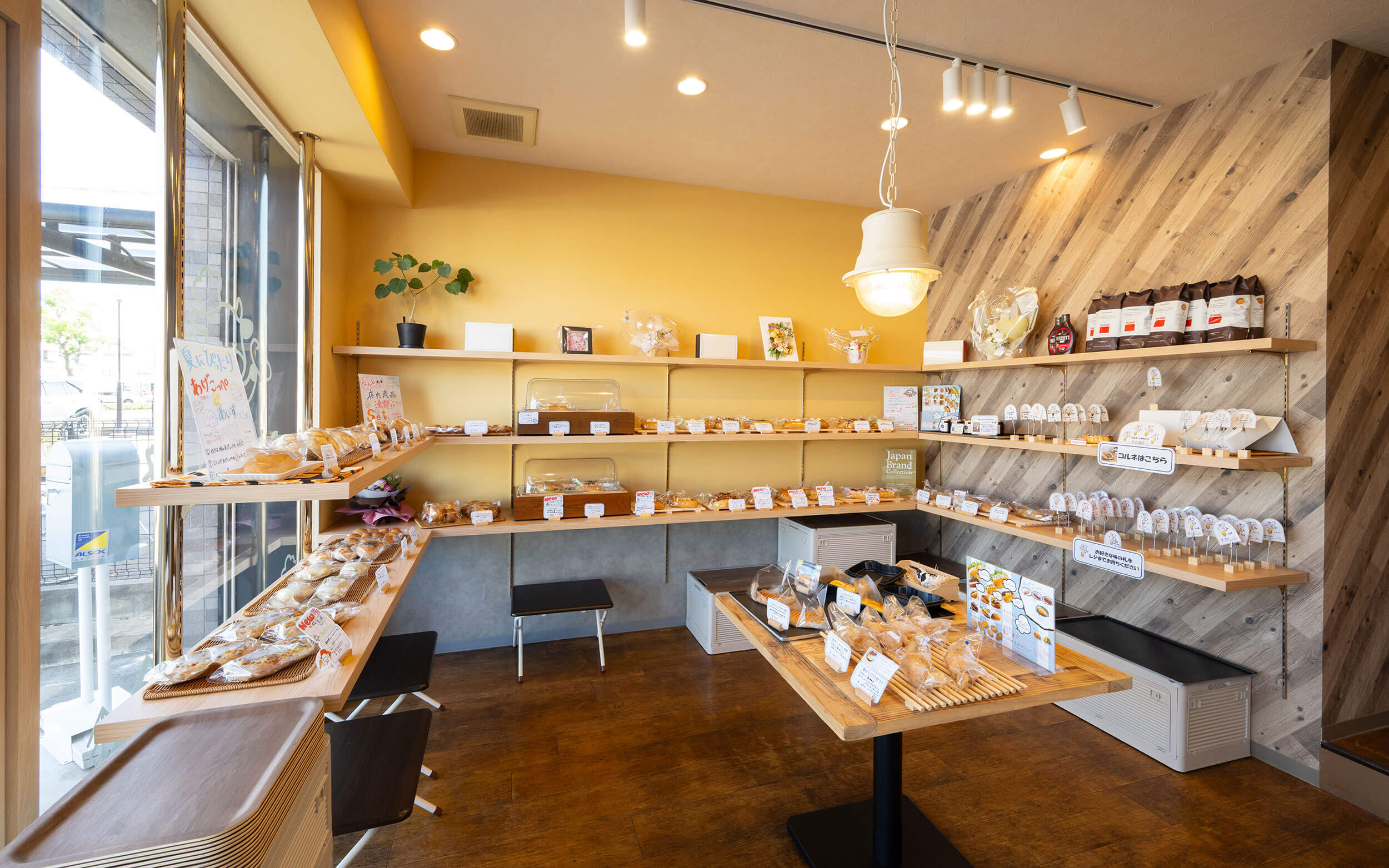 木の温もりを感じる店内と棚に並ぶこっぺパンやコルネ