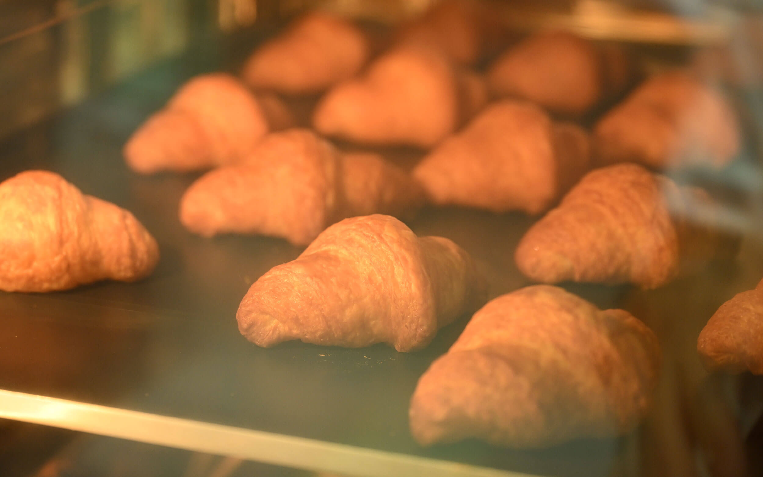 オーブンで焼き上がるクロワッサンの様子