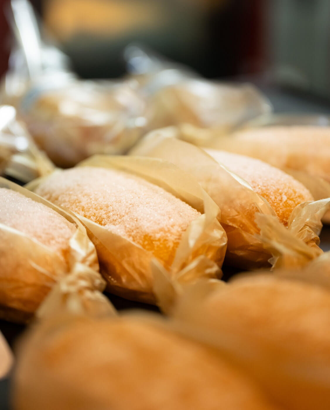 サクサクのコルネにクリームを絞り入れている様子