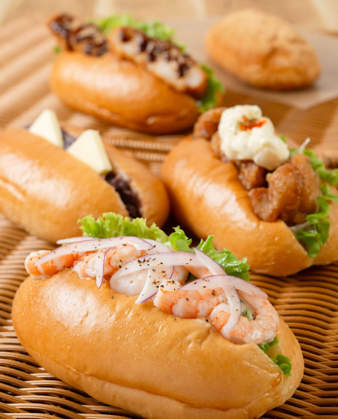 エビや唐揚げなど具材を挟んだこっぺパンの盛り合わせ