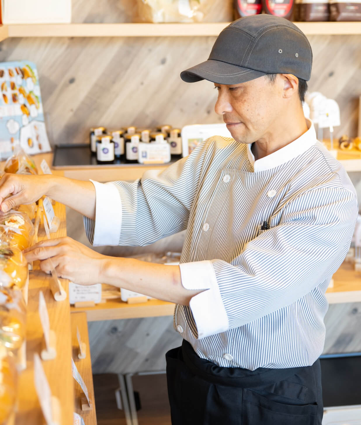 店内でパンを並べるスタッフ
